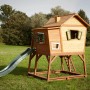 Axi Spielhaus Max mit Rutsche, Leiter und Sandkasten in Braun/Grün im Garten.