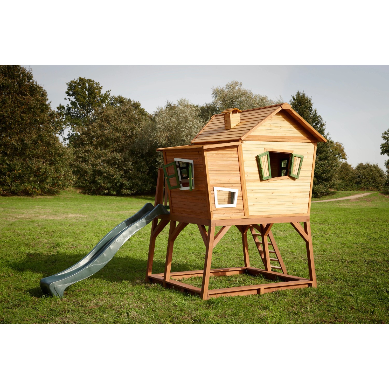 Axi Spielhaus Max mit Rutsche, Leiter und Sandkasten in Braun/Grün im Garten.