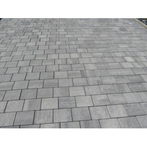 Verlegte Diephaus Drainpflaster, weiß-schwarz, 21x21x8 cm. Pflastersteine mit glatter Oberfläche.