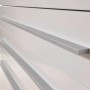 Detailaufnahme: Weiße Hochglanzfronten mit silberfarbenen Griffen der Respekta Premium Küchenzeile.