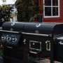Schwarzer Jamestown Kombigrill Drake: Gas-, Holzkohle- und Smoker-Grill in einem.
