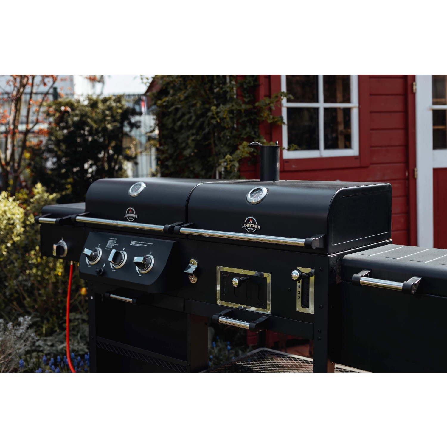 Schwarzer Jamestown Kombigrill Drake: Gas-, Holzkohle- und Smoker-Grill in einem.