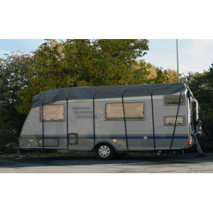 GreenYard® Wohnwagen Schutzdach 850 cm, grau, mit Spanngurten befestigt.