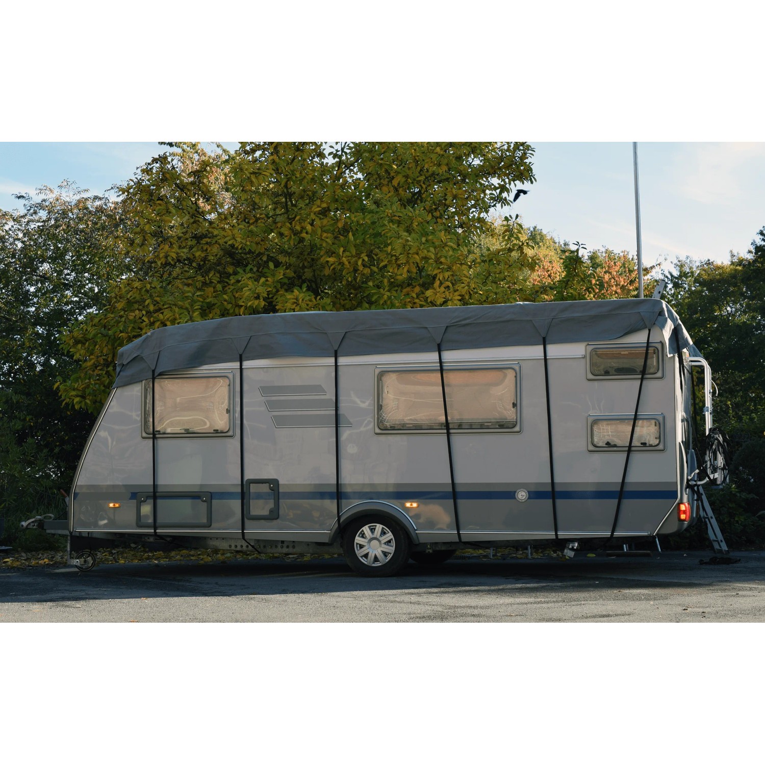 GreenYard® Wohnwagen Schutzdach 850 cm, grau, mit Spanngurten befestigt.