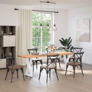 Zwei weiße, X-förmige Esstischbeine aus pulverbeschichtetem Stahl, die einen Holztisch in einem modernen Esszimmer stützen.