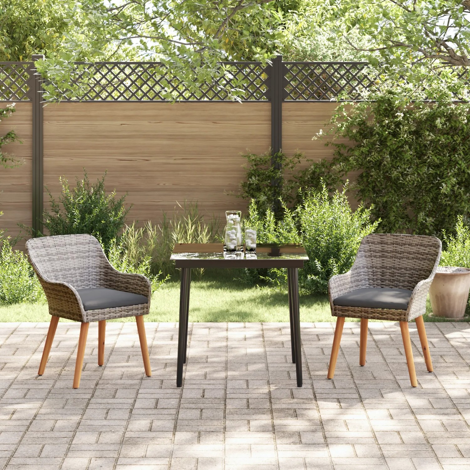 3-teiliges Garten Essset aus grauem Rattan mit Tisch und zwei Stühlen für Terrasse oder Balkon.