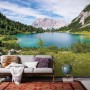 Komar Fototapete Vlies Paradise Lake, 400x250 cm, mit Bergsee, Schafen und grüner Natur.