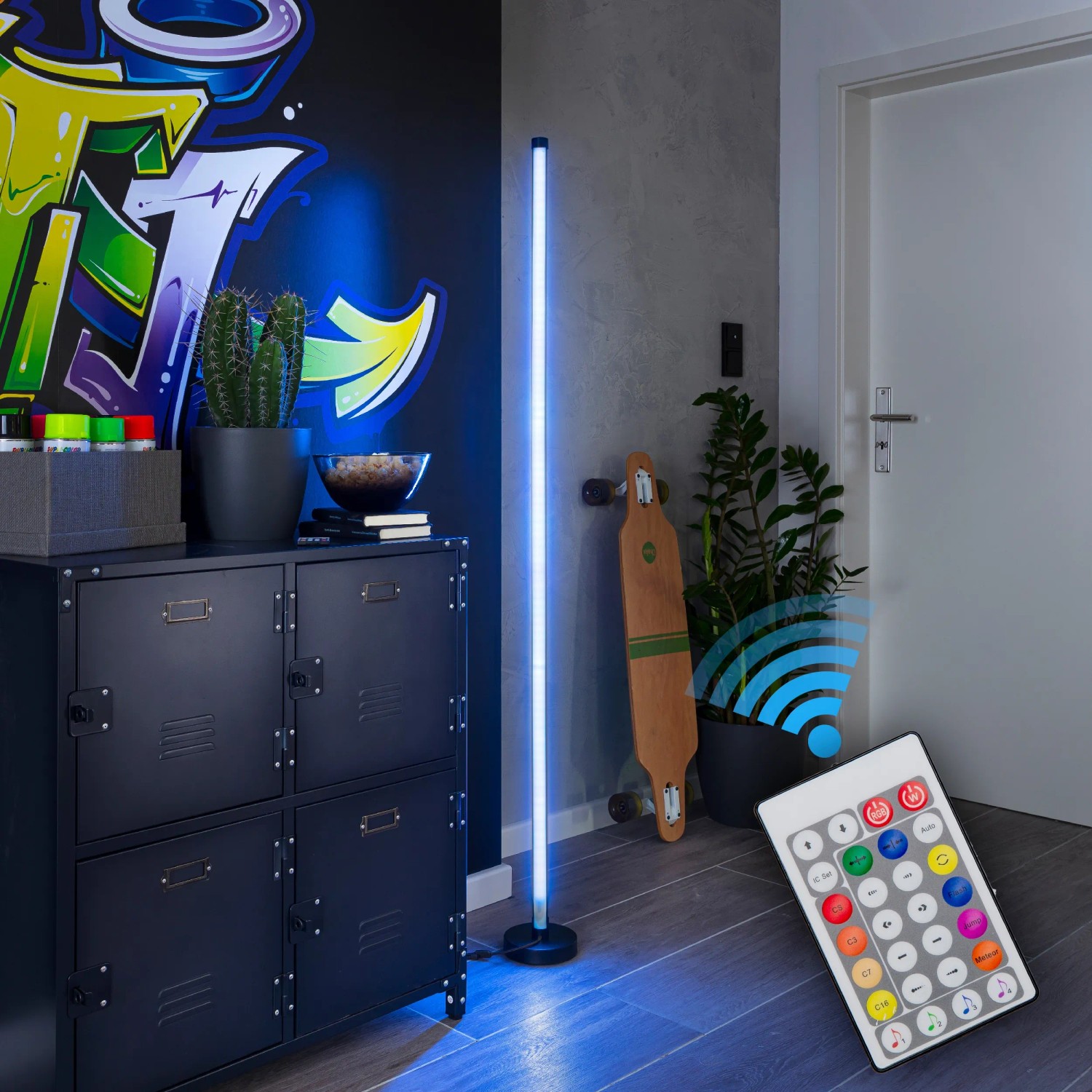 Näve LED-Stehleuchte Digital Motion Light, 150 cm, mit Fernbedienung im Wohnraum.