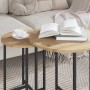 Rundes Beistelltisch-Set in Artisan Eiche und Schwarz, ineinandergeschoben, mit Tasse und Büchern am Sofa.