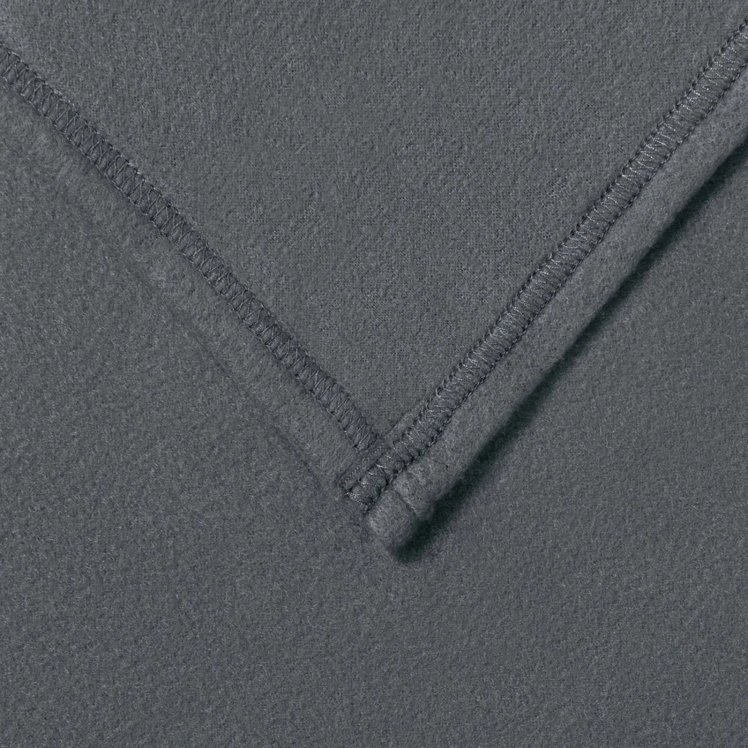 Dunkelgraue Fleece Überwurfdecke, weich und gemütlich, mit sichtbarer Naht. Ideal für Wohnzimmer & Schlafzimmer.