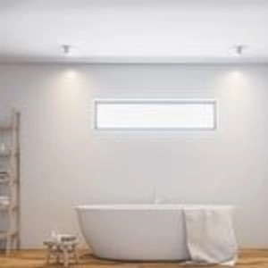 Weißer, flacher LED Aufbauspot CELI-WX im Badezimmer, dimmbar, warmweiß.