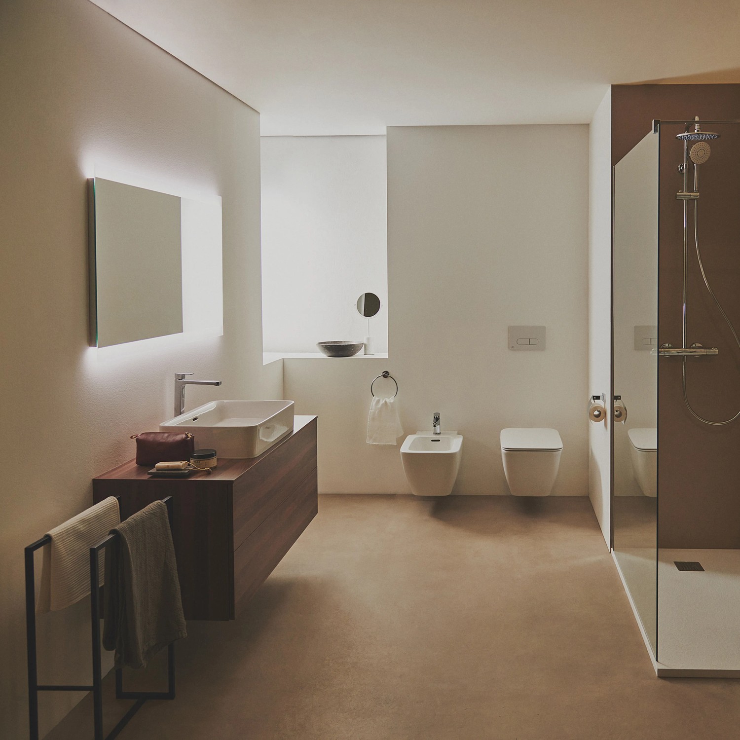 Modernes Badezimmer mit Ideal Standard Wand-WC Strada II, spülrandlos in Weiß mit AquaBlade Technologie.