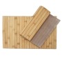 Helles Bambus Tischset 45x30cm, teilweise aufgerollt, zeigt flexible Lamellen und Stoffunterseite. Abwaschbares Platzdeckchen.