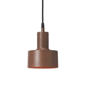 PR Home Solo Pendelleuchte: Kleine Hängelampe aus Metall in Rostoptik mit schwarzem Textilkabel.