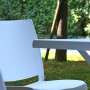 Weißer Stapelstuhl London aus Kunststoff und Fiberglas, ideal für Garten und Terrasse.