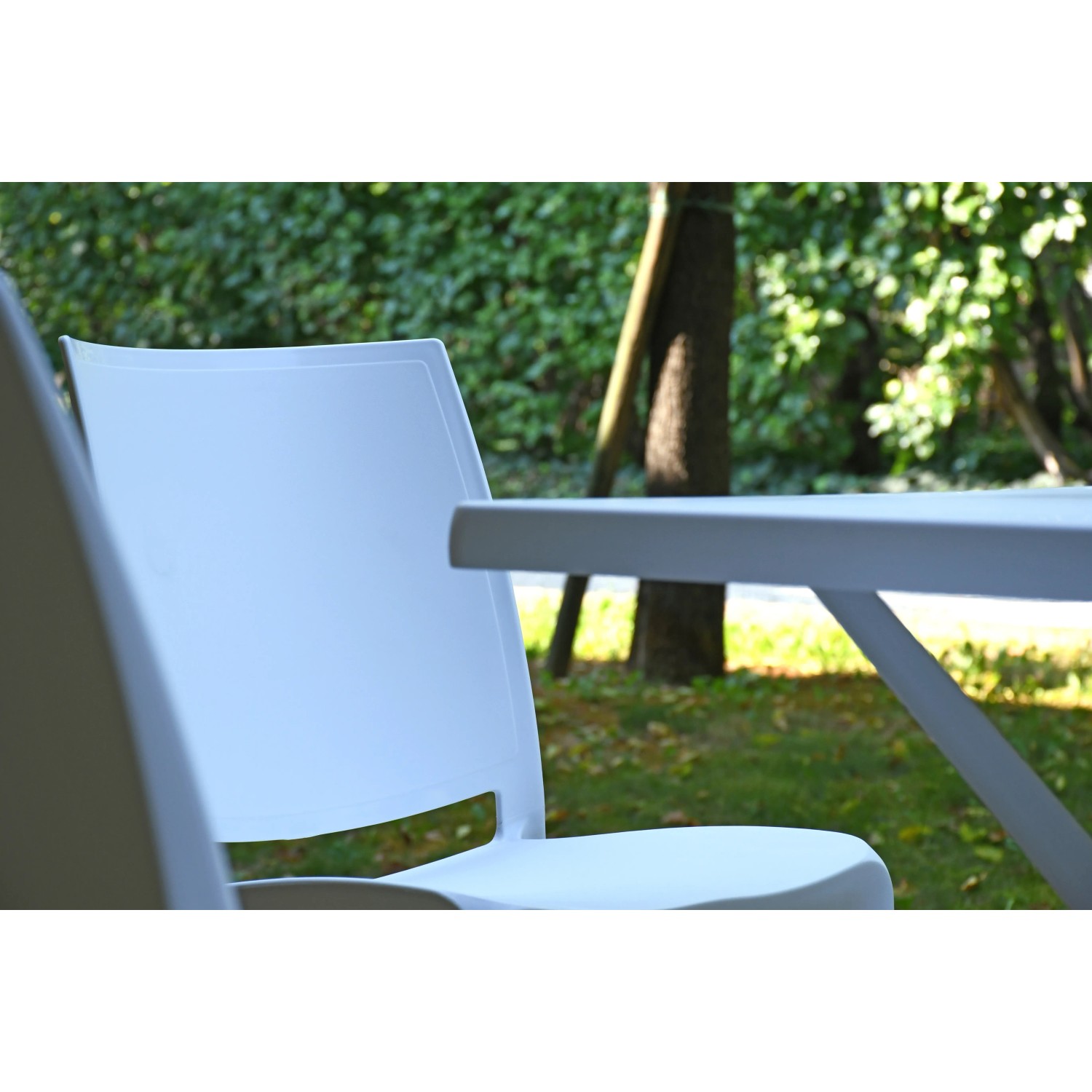Weißer Stapelstuhl London aus Kunststoff und Fiberglas, ideal für Garten und Terrasse.