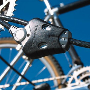 Schwarzes Master Lock Python Kabelschloss 8428EURDPRO am Fahrrad befestigt.