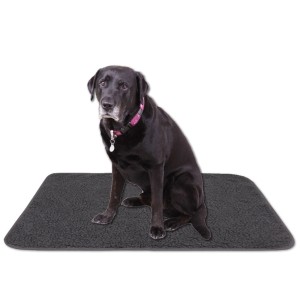 Dunkelgraue Bestlivings Tierdecke Lammflor (70x100 cm) mit sitzendem, schwarzem Labrador.