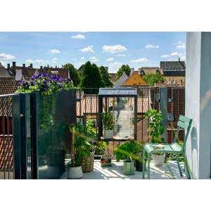 Juliana Gewächshaus Urban Balcony mit Pflanzen auf einem sonnigen Balkon.