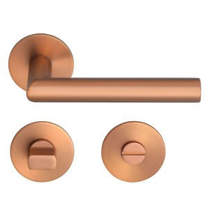 Roségoldene Drückergarnitur Toulouse mit WC-Rosette für Innentüren.