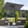 Anthrazitfarbener Schneider Balkonschirm Tunis 270x150 cm mit Kurbel über einer Sitzgruppe im Garten.