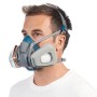 Mann mit 3M Atemschutz-Komplettsatz Schnellverschluss Grau, geeignet für Lackierarbeiten.