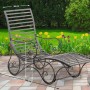 Elegante CLP Gartenliege Amiens aus bronzefarbenem Metall mit geschwungenen Details auf einer Terrasse.