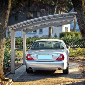 Ximax Carport Portoforte-80 im Edelstahl-Look mit Auto. Moderner Metallcarport mit gebogenem Dach.