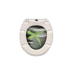 Beiger Duroplast WC-Sitz mit Absenk-Automatik, verziert mit Zen-Steinen und Bambus. Robust und leicht zu reinigen.