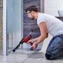 Einhell Akku-Kartuschenpistole TE-SG 18/10 Li Solo im Einsatz beim Verfugen einer Dusche.