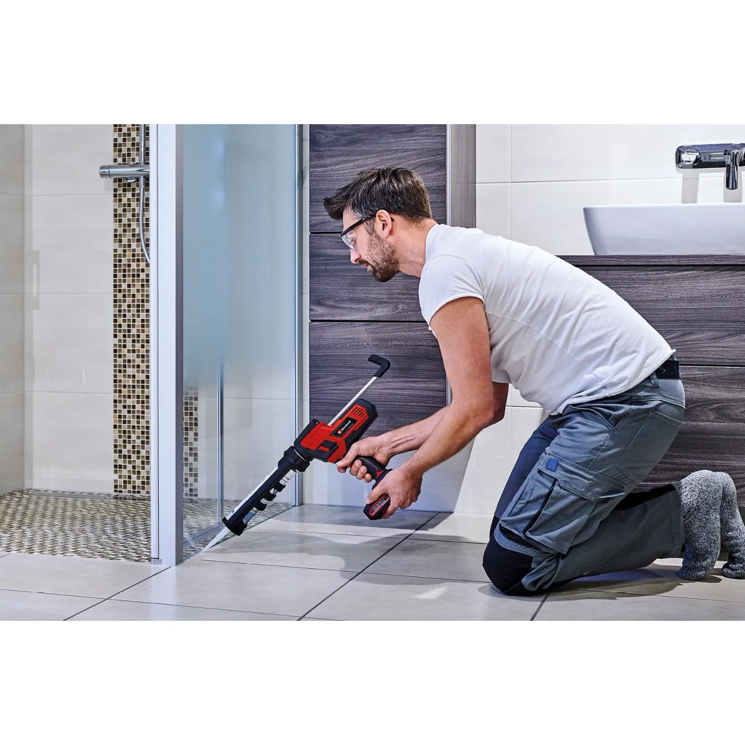 Einhell Akku-Kartuschenpistole TE-SG 18/10 Li Solo im Einsatz beim Verfugen einer Dusche.