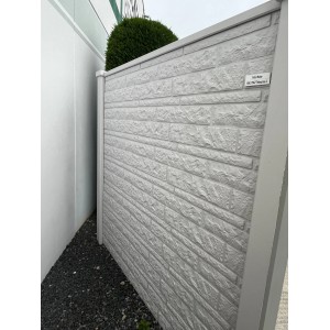 Betonzaun mit Beckers Acrylfarbe in Telegrau (RAL 7047) gestrichen. Sichtschutzzaun.