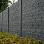 Betonzaun in Anthrazit-Grau mit Beckers Acrylfarbe gestrichen. Sichtschutzzaun.