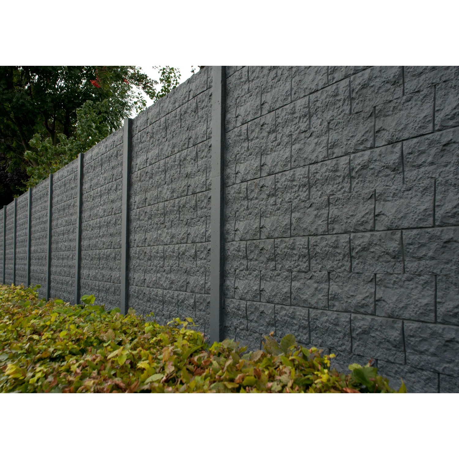 Betonzaun in Anthrazit-Grau mit Beckers Acrylfarbe gestrichen. Sichtschutzzaun.
