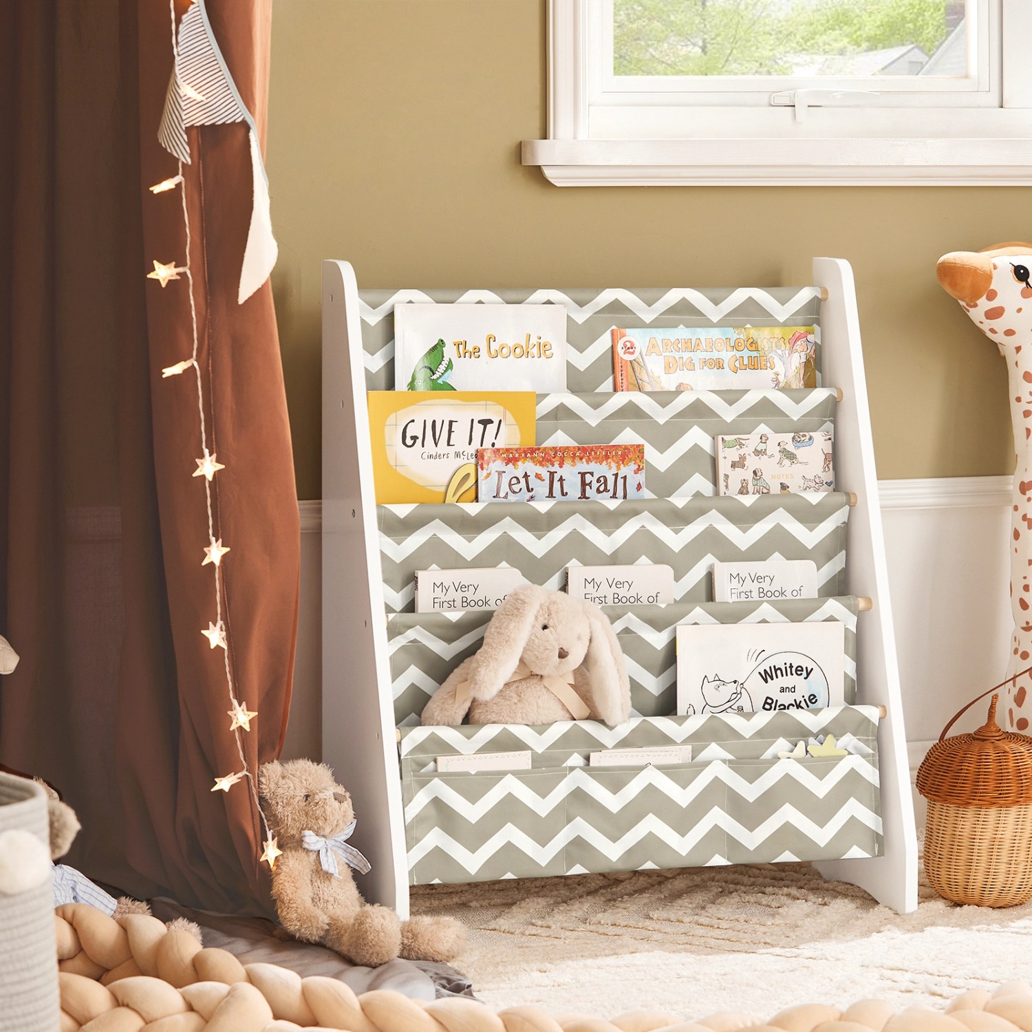 SoBuy Kinder-Bücherregal mit grauen Hängefächern und Zickzackmuster.