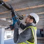 Bosch Professional GSA 18V-28 Akku-Säbelsäge im Einsatz beim Rohre sägen.
