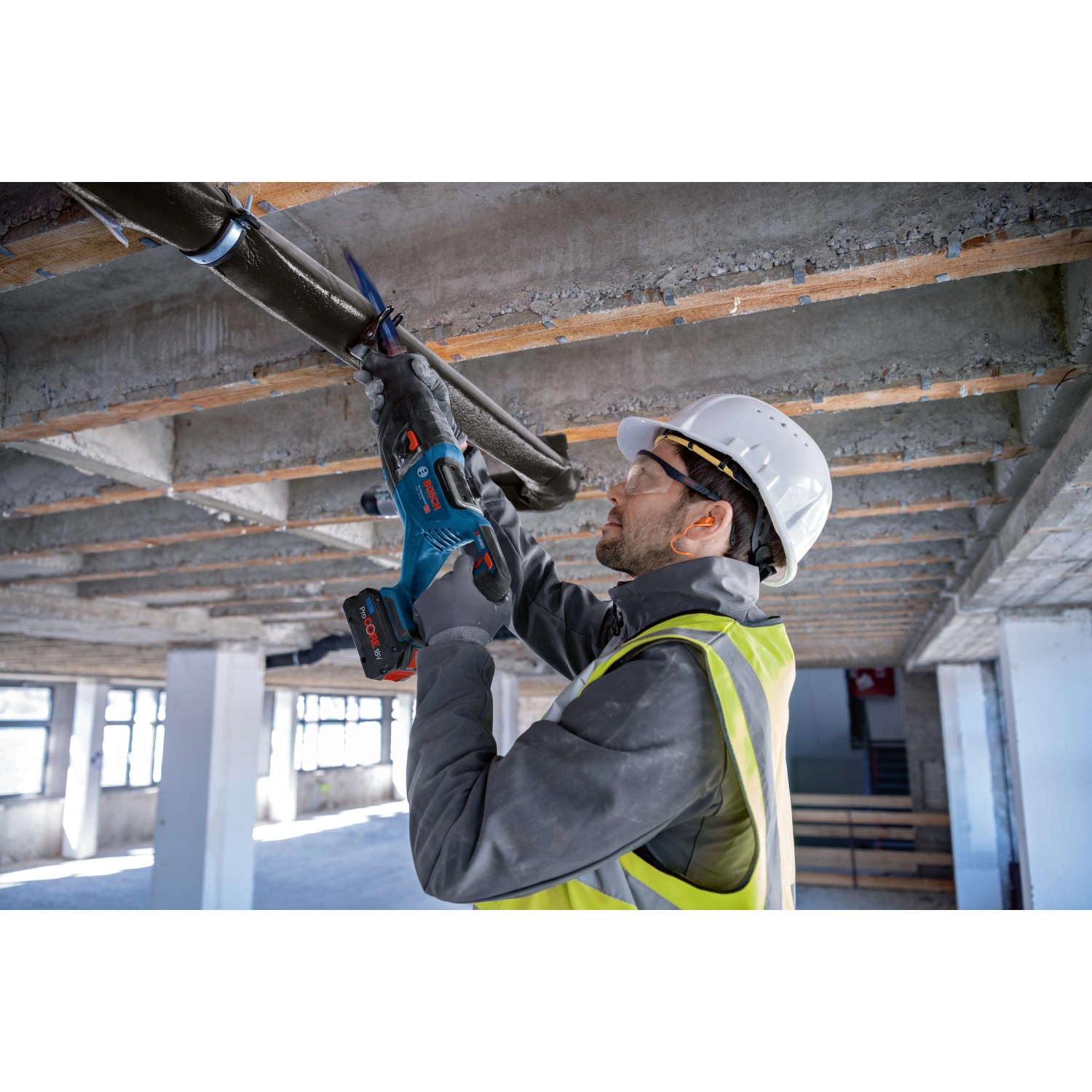 Bosch Professional GSA 18V-28 Akku-Säbelsäge im Einsatz beim Rohre sägen.