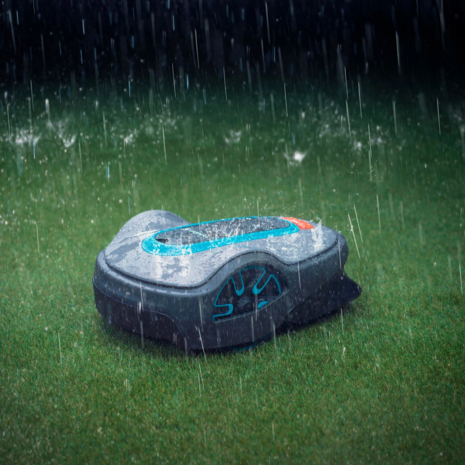 Gardena Mähroboter smart Sileno life 750 auf Rasen im Regen.