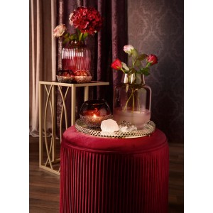 Burgunderrote Glasvase Blush Bordeaux (H 21 cm) mit Blumen als Tischdeko.