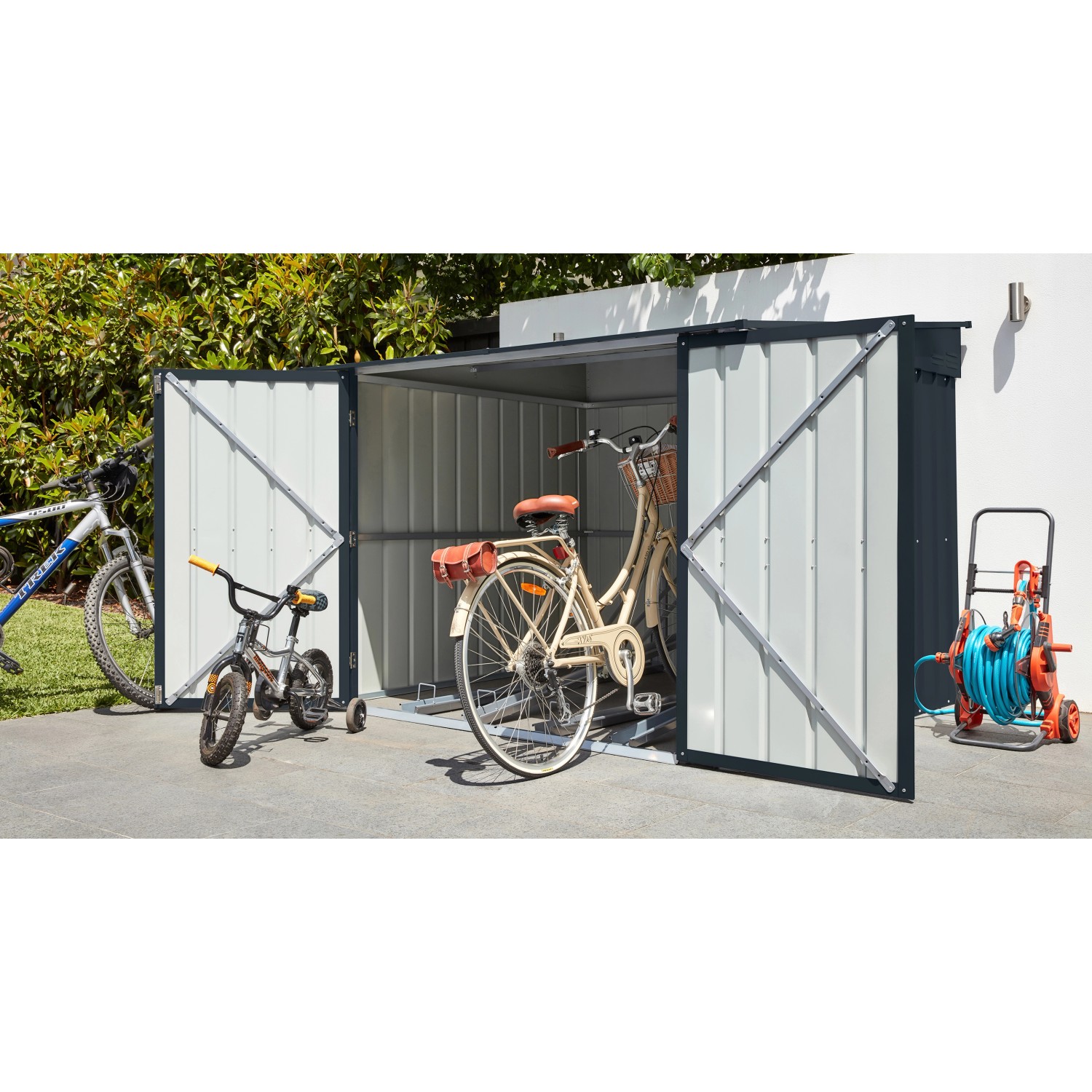 Globel Fahrradbox Family in Anthrazit mit geöffneten Türen und Fahrrädern. Gerätehaus mit Fahrradhaltern.