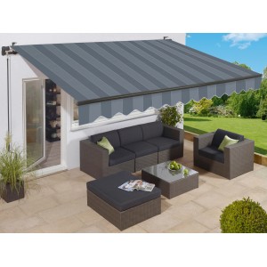 Gelenkarmmarkise Aventura 3x2m Blau-Grau über einer Terrassengarnitur.