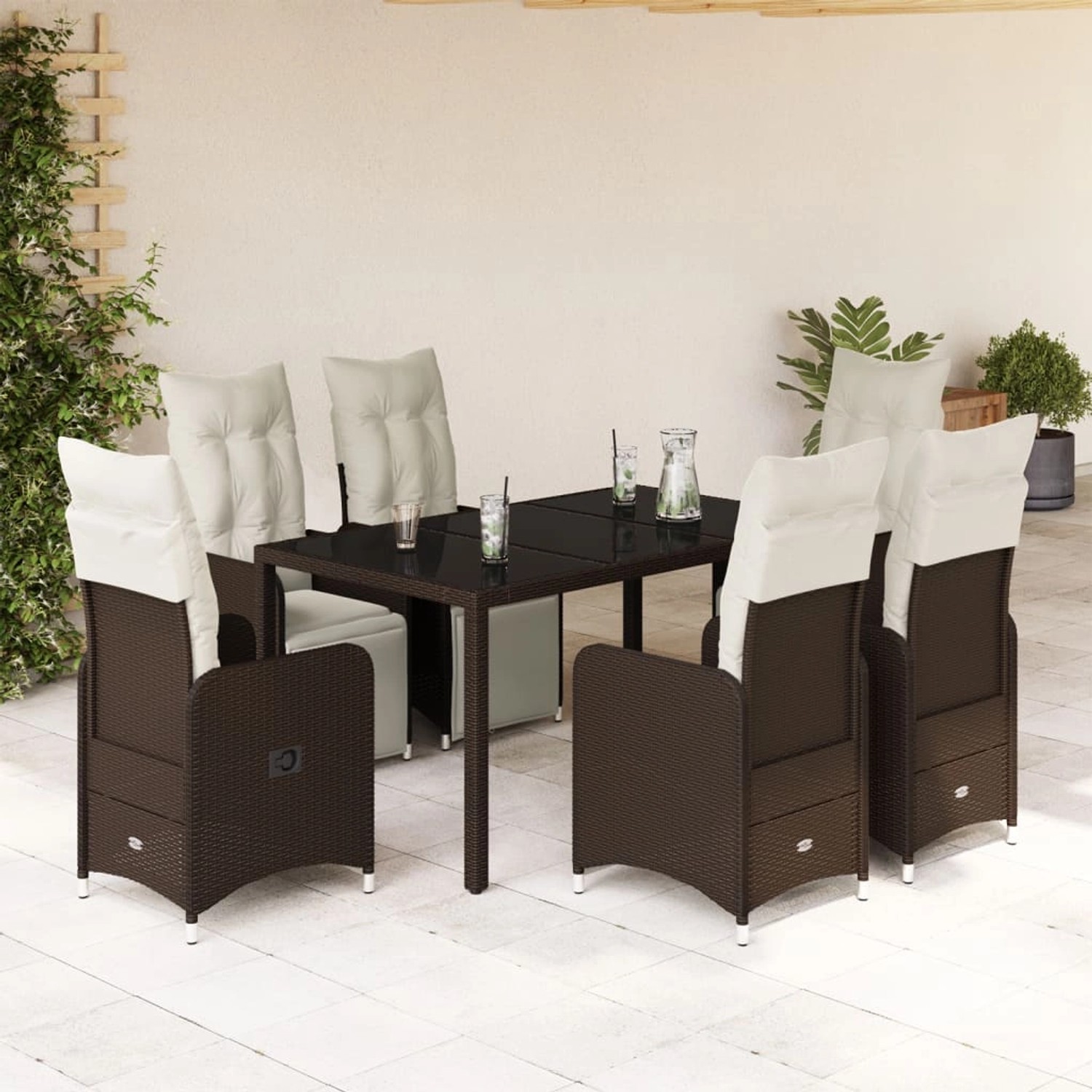 7-tlg. Garten-Bistro-Set aus braunem Poly Rattan mit Tisch, Stühlen und cremeweißen Kissen.