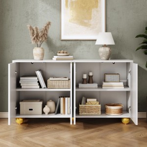Weißes Sideboard mit 4 offenen Türen, goldenen Kugelfüßen und Regalböden, gefüllt mit Büchern und Deko. Geräumiger Wohnzimmerschrank.