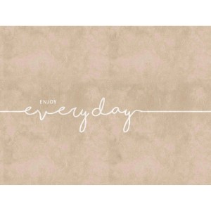 Beige Vliestapete in Betonoptik mit weißem Schriftzug "Enjoy Every Day" für Schlafzimmer.