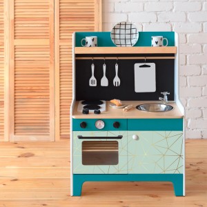 Kinderküche mit Venilia Klebefolie Polygon Gold beklebt, 45x200cm.