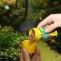 JBL Pronovo Daph Fischfutter wird in einen gelben Deckel gefüllt.