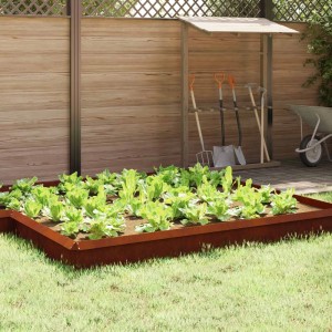 Rechteckiger, roter vidaXL Schneckenzaun aus Stahl im Gartenbeet mit Salatpflanzen.