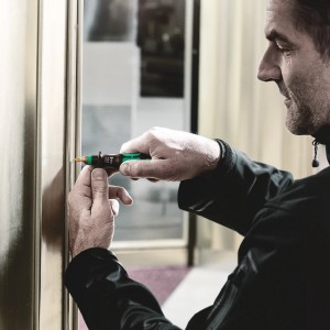 Mann benutzt Wera Bit TX25 mit Diamantbeschichtung an einer Tür.