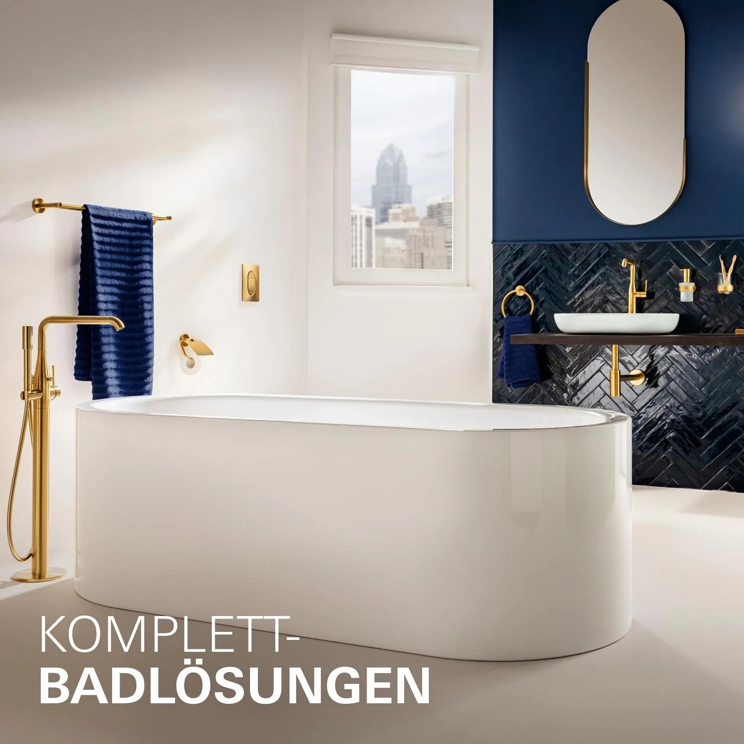 Badezimmer mit freistehender Wanne und goldener Grohe Wannenarmatur Essence Cool Sunrise gebürstet.