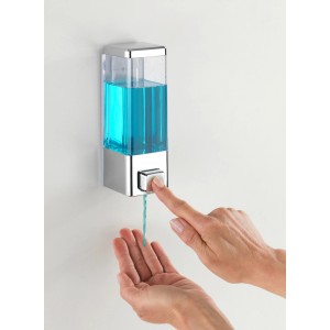 Wenko Desinfektion Seifenspender Istres Chrom in Nutzung mit blauer Flüssigseife.